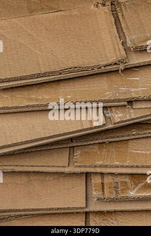 Nahaufnahme flacher Wellpappenbögen, die für das Recycling gestapelt sind. Stockfoto