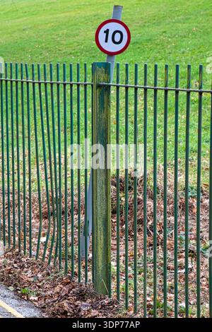 Sicherheitswarnschild für Geschwindigkeitsbegrenzungen an einem Umzäunungszaun Stockfoto