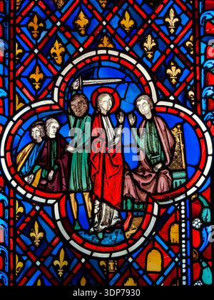 Gotische Buntglasscheibe aus dem 13. Jahrhundert aus der Pariser Sainte-Chapelle, die komplizierte biblische Erzählungen und religiöses Stockfoto zeigt Stockfoto