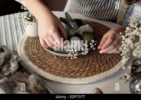 Ostervorbereitung: Ein festliches umweltfreundliches Herzstück schaffen Stockfoto