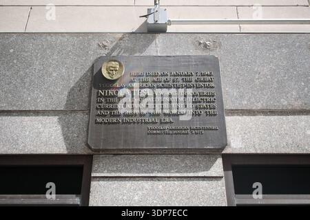 Eine bronzene Gedenktafel an der Außenseite des New Yorker Hotels markiert den Ort, an dem der jugoslawisch-amerikanische Erfinder Nikola Tesla im Januar starb Stockfoto