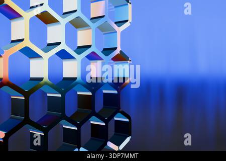 Nahaufnahme eines sechseckigen 3D-Rastermusters mit reflektierenden Oberflächen und blauem Hintergrund. 3D-Rendering Stockfoto