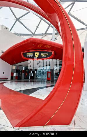 Der futuristische Eingang zum Freizeitpark Ferrari World auf Yas Island in Abu Dhabi, Vereinigte Arabische Emirate, eine beliebte Touristenattraktion. Stockfoto