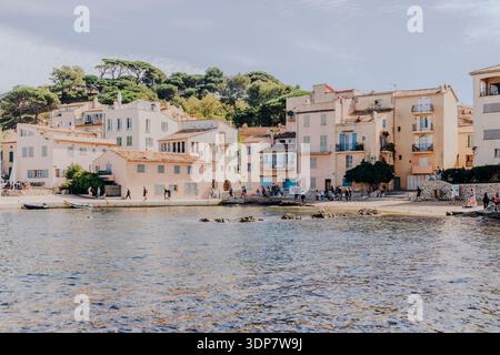 Blick auf das Dorf Saint-Tropez von der Strandpromenade in der Nähe von Tour du Portalet, Côte d'Azur, Frankreich Stockfoto