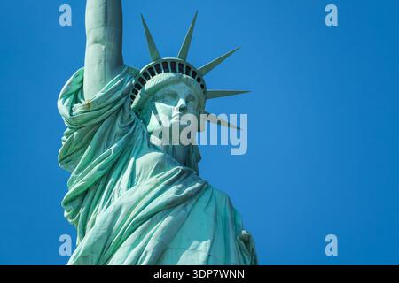 Nahaufnahme der berühmten Freiheitsstatue in New York City mit Blick auf Gesicht, Krone und Vorhänge der kupferverkleideten Skulptur Stockfoto