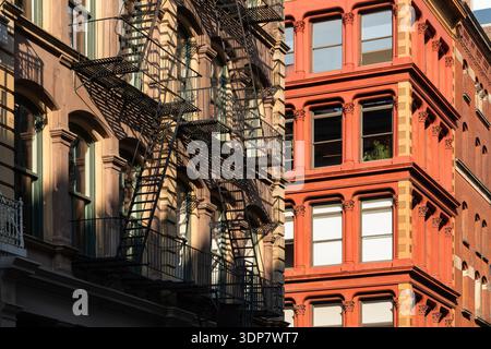 Gusseisen- und Backsteingebäude in SoHo, Manhattan, New York City, mit Fassaden und Feuerflüchten Stockfoto