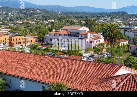 Luftpanorama, das das weitläufige Santa Barbara-Stadtbild mit seinen unverwechselbaren roten Ziegeldächern, üppigen Palmen und grünen Hügeln einfängt Stockfoto