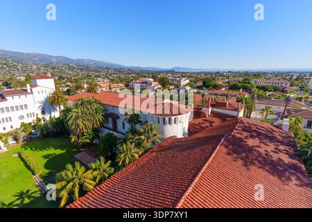 Atemberaubendes Panorama über Santa Barbara, das eine riesige Weite mit berühmten roten Ziegeldächern, üppigen Palmen und dem glitzernden blauen Pazifik-Ozean zeigt Stockfoto