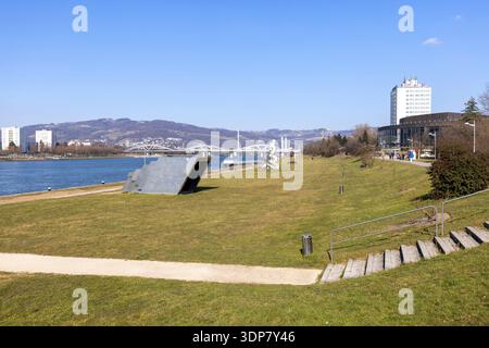 Linz, Österreich - 4. März 2023: Blick auf den Boulevard über die Donau und großformatige Metall-moderne Skulpturen, Forum metall. Neue Eisenbahnbrücke Stockfoto