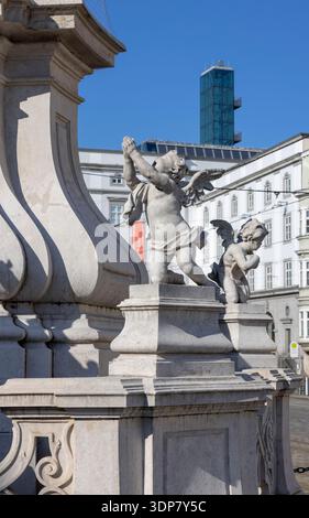 Linz, Österreich - 4. März 2023: Barocke Dreifaltigkeitssäule auf dem Hauptplatz. Es ist eine Pestsäule, die im 18. Jahrhundert erbaut wurde Stockfoto