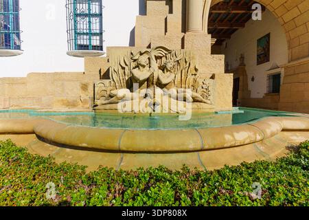 Santa Barbara, Kalifornien - 29. Dezember 2025: Komplexe Steinfontäne „Spirit of the Ocean“ im historischen Santa Barbara County Courthous Stockfoto