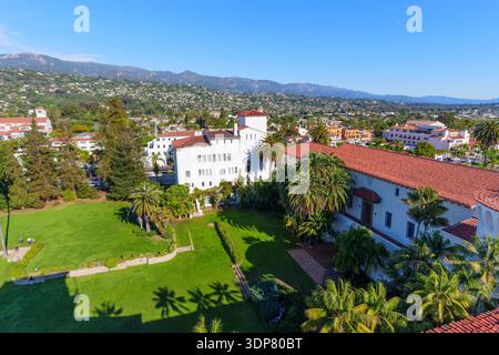 Santa Barbara, Kalifornien - 29. Dezember 2025: Santa Barbara, Kaliforniens architektonische Schönheit mit Gebäuden im spanischen Kolonialstil, grün Stockfoto
