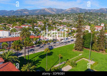 Santa Barbara, Kalifornien - 29. Dezember 2025: Erhöhter Blick auf Santa Barbara, Kalifornien, mit lebhaften grünen Parks, palmengesäumten Straßen, und Stockfoto