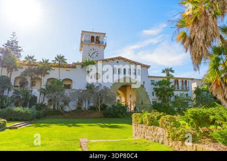 Santa Barbara, Kalifornien - 29. Dezember 2025: Historisches Santa Barbara County Courthouse mit aufwändiger Architektur im kolonialen Revival und legendärer Uhr Stockfoto
