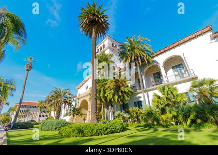 Santa Barbara, Kalifornien - 29. Dezember 2025: Markanter Uhrenturm und üppiges Gelände des Santa Barbara County Courthouse, ein prominentes Beispiel für Stockfoto