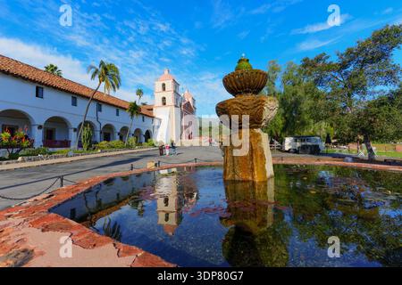 Santa Barbara, Kalifornien - 29. Dezember 2025: Malerische Komposition der Old Mission Santa Barbara, ihres Brunnens und der umliegenden Landschaft auf einem klaren Bild Stockfoto