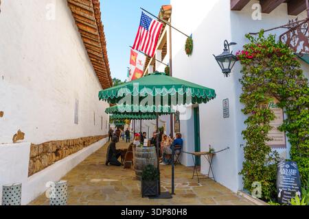 Santa Barbara, Kalifornien - 29. Dezember 2025: Einladender Blick auf den wunderschönen Bogengang des Santa Barbara Rathauses mit dekorativen Laternen Stockfoto