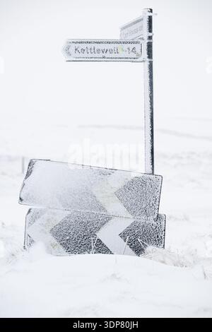 Schneebedeckte Straße in den Yorkshire Dales während eines Schneesturms. Wensleydale, North Yorkshire, Großbritannien. Stockfoto