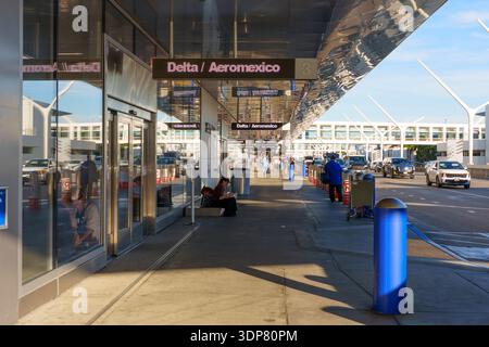 Los Angeles, Kalifornien - 12. Januar 2026: Der Eingang des Delta- und Aeromexico-Terminals am Los Angeles International Airport verfügt über eine moderne Glasarchitektur Stockfoto