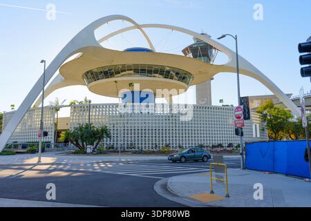 Los Angeles, Kalifornien - 12. Januar 2026: Das Themengebäude am Los Angeles International Airport (LAX) zeigt ikonische Architektur im Googie-Stil mit Stockfoto