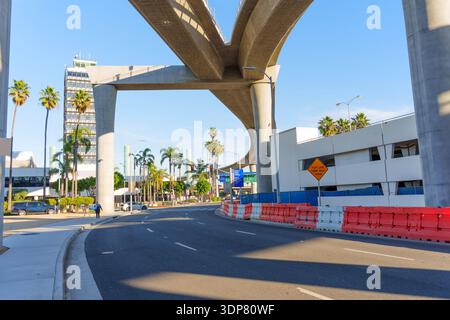 Los Angeles, Kalifornien - 12. Januar 2026: Moderne Infrastruktur am Los Angeles International Airport mit Betonüberführungen, Palmen und Stockfoto