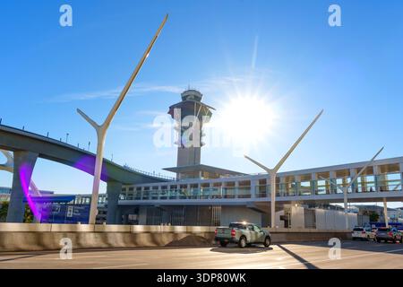 Los Angeles, Kalifornien - 12. Januar 2026: LAX-Kontrollturm und moderne Fußgängerwege in Los Angeles, Kalifornien. Helle Sonnenstrahlen über dem Stockfoto