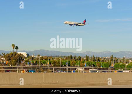 Los Angeles, Kalifornien - 12. Januar 2026: Kommerzieller Passagierjet auf dem letzten Anflug zum Flughafen LAX in Los Angeles, Kalifornien mit Mountain Backdro Stockfoto