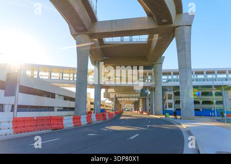 Los Angeles, Kalifornien - 12. Januar 2026: Hochgezogener, automatisierter Personenwagen und moderne Architektur am Los Angeles International Airport feat Stockfoto