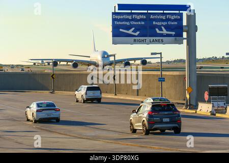 Los Angeles, Kalifornien - 12. Januar 2026: Taxi für kommerzielle Flugzeuge am Los Angeles International Airport LAX in der Nähe von Richtungsschildern für Abflug an Stockfoto