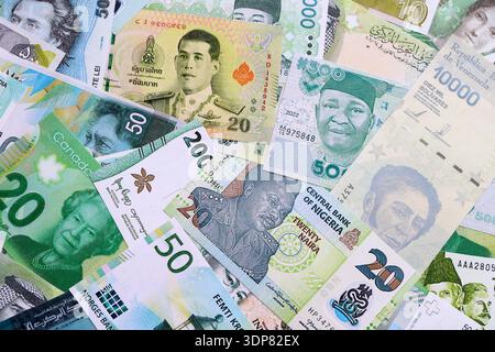Verschiedene Währungen Geldscheine Banknoten in grüner Farbe. Viele Barrechnungen aus verschiedenen Ländern in großer Nähe. Weltwirtschaft und Währungsumtauschkonzept Stockfoto