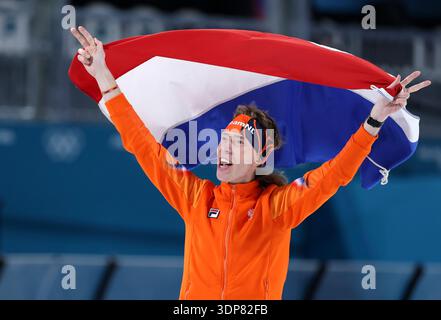 Mailand, Italien. Februar 2026. Jorrit Bergsma aus den Niederlanden feiert nach dem 10000-m-Rennen der Männer bei den Olympischen Winterspielen Mailand-Cortina 2026 in Mailand, Italien, 13. Februar 2026. Quelle: Du Xiaoyi/Xinhua/Alamy Live News Stockfoto