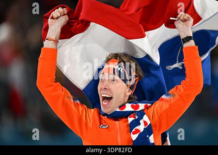 Mailand, Italien. Februar 2026. Jorrit Bergsma aus den Niederlanden feiert nach dem 10000-m-Rennen der Männer bei den Olympischen Winterspielen Mailand-Cortina 2026 in Mailand, Italien, 13. Februar 2026. Quelle: Wu Wei/Xinhua/Alamy Live News Stockfoto