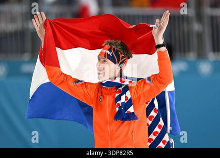Mailand, Italien. Februar 2026. Jorrit Bergsma aus den Niederlanden feiert nach dem 10000-m-Rennen der Männer bei den Olympischen Winterspielen Mailand-Cortina 2026 in Mailand, Italien, 13. Februar 2026. Quelle: Wu Wei/Xinhua/Alamy Live News Stockfoto