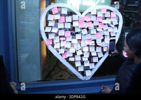 Dublin, Irland - 13. Februar 2026: Eine Frau mit Telefon macht ein Foto von einem Post-it-Fenster in Herzform im Mercantile Hotel in der Dame Street in Dublin, während die Iren sich darauf vorbereiten, den jährlichen Tag der Liebe und Romantik zu feiern Stockfoto