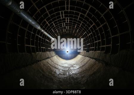 Unterirdischer Röhrentunnel. Bunker oder U-Bahn-Tunnelbau. Stockfoto