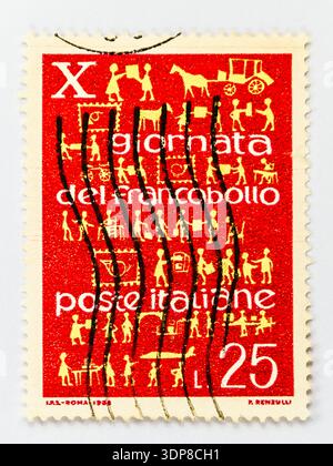 Italienische Briefmarke Day Postal Evolution Postkunst! Farbige Briefmarkenwand mit einer Ausgabe der Italienischen Republik zum 10. Briefmarkentag (Giornata del Stockfoto