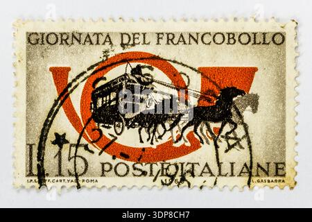 Italienische Briefmarke Postpost Postkutsche Postkunst! Farbige Briefmarkenwand mit einer Ausgabe der Italienischen Republik für den 2. Briefmarkentag (Giornata del Stockfoto