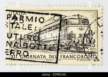 Italienischer Briefmarkentag Postzug Postkunst! Farbige Briefmarkenwand mit einer Ausgabe der Italienischen Republik zum 12. Briefmarkentag (Giornata del Fra Stockfoto