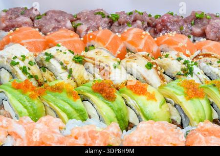 Sushi mit Lachs, Thunfisch, Garnelen, Avocado und Kaviar Stockfoto