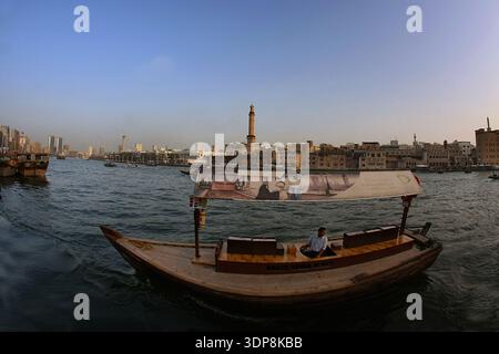 Traditionelles hölzernes Abra-Wassertaxi, das auf dem historischen Dubai-Kreuzfahrtskanal schwimmt Stockfoto