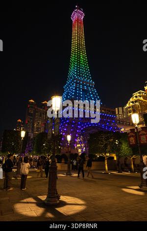 Die Replik des Eiffelturms im Pariser Macao wird von einer Regenbogenlaser-Musikshow für das „PINK Awakening“-Event beleuchtet. 2026 Blackpink Album Release. Stockfoto