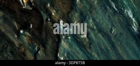 Dunkel Smaragdgrün Teal Ölfarbe Textur mit goldenen Glitzerpartikeln abstrakter Hintergrund Stockfoto