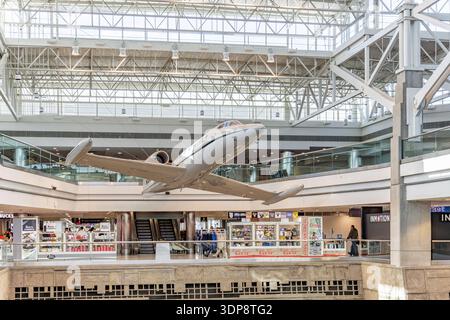 Innenaufnahme des Terminals C und des learjet-Aufhängens von der Decke Stockfoto