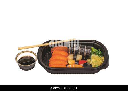 Nahaufnahme des Sushi-Sets mit Lachs-Thunfisch und Garnelen in der Take-away-Box isoliert auf weißem Hintergrund. Schweden. Stockfoto