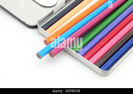 Mehrfarbige Bleistifte zum Zeichnen auf isoliertem weißem Hintergrund Stockfoto