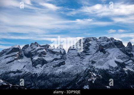 Schneebedeckte Dolomitengipfel unter dramatischem blauen Himmel, Panorama-Winterlandschaft in Norditalien. Stockfoto