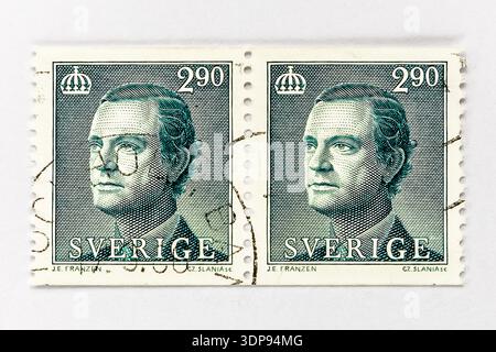 Schweden König Carl XVI Gustaf Royal Portrait Blue Slania Meisterwerk Vintage Stempel! Dieser prächtig gravierte schwedische endgültige Stempel präsentiert King Ca Stockfoto