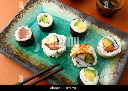 Verschiedene Sushi-Platten, Japanische Küche Aus Nächster Nähe Stockfoto