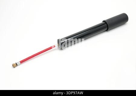 Fahrradpumpe mit Schlauch auf isoliertem weißem Hintergrund Stockfoto