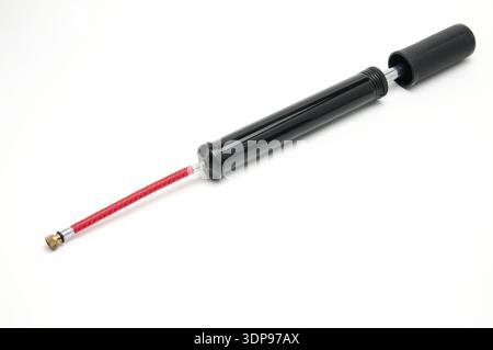 Fahrradpumpe mit Schlauch auf isoliertem weißem Hintergrund Stockfoto